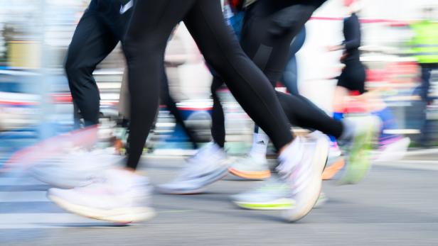 Marathonteilnehmer laufen über Asphalt