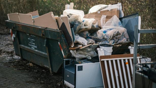 Müllcontainer voll mit Sperrmüll