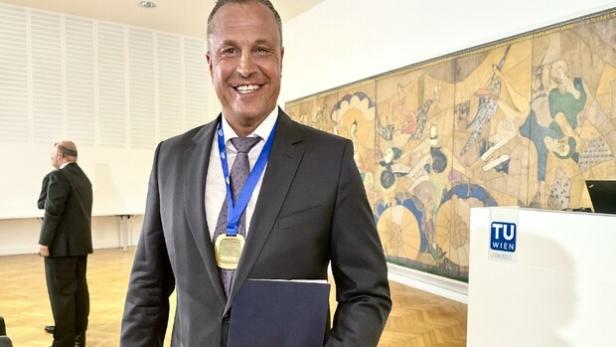 International geehrt : Prof. Dr. med. Dietmar Jürgen Daichendt erhält Ehrendoktorwürde für Pionierleistungen in Osteopathie und Manueller