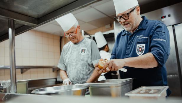 ÖFB-Koch Trappmaier (r.) und ÖFB-Doc Enenkel