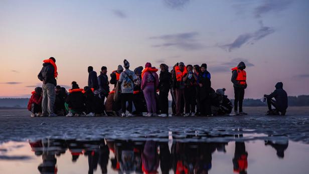 Migranten warten auf ein Boot