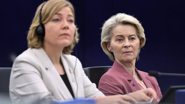 Zwei Frauen, eine mit Kopfhörer