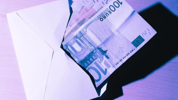 Ein Kuverts voll mit Bargeld