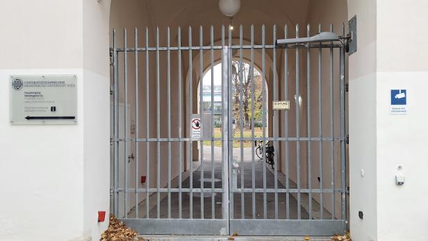 Kein Zugang mehr:  Das Tor  beim Narrenturm ist gesperrt.