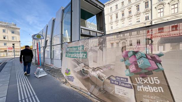 Ein Baustellenzaun vor der U5-Baustelle.