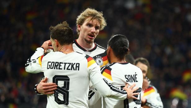 Woltemade (in der Mitte) wird nach seinem Tor gratuliert.