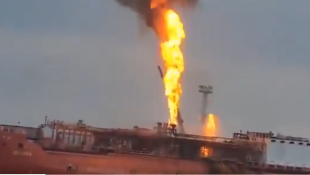 Ein Tanker in Brand.