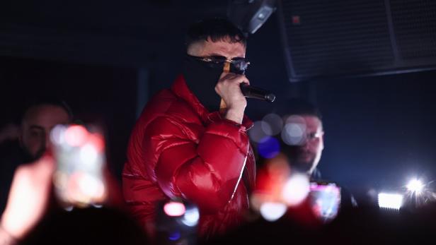 Rapper Haftbefehl bei seinem Auftritt in Gießen.