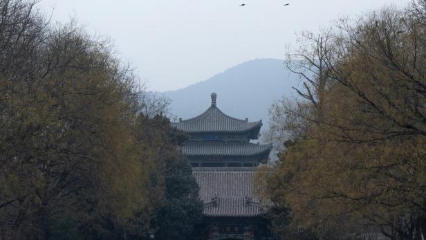 Ein verheerender Brand eines alten chinesischen Tempels schockiert das Netz.