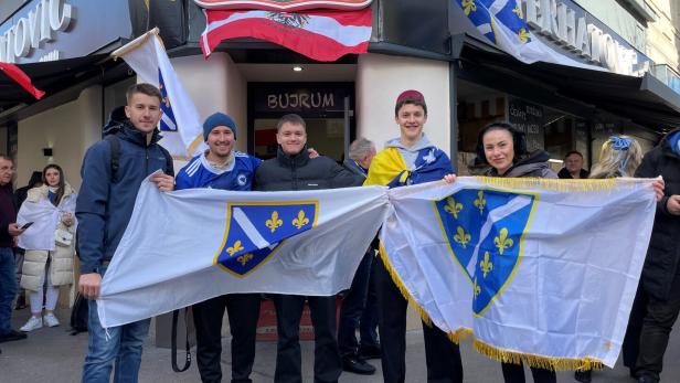 Bosnische Fußballfans vor einem Restaurant in Wien-Meidling
