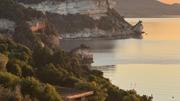 Korsikas Küste im Abendlicht