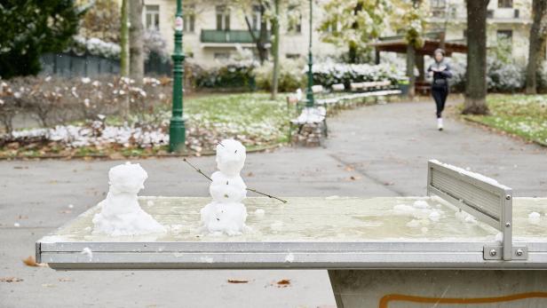 Kleine Schneemänner auf Tischtennis-Tisch