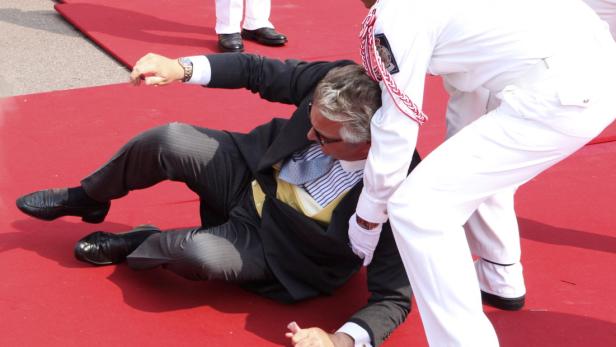 epa02807114 Prince Laurent of Belgium falls as he arrives at the Monaco palace for the religious wedding ceremony of Prince Albert II of Monaco and Charlene Princess of Monaco, 02 July 2011. Some 850 guests attended the religious ceremony in the Main Courtyard. The ceremony was broadcast on giant screens in the Palace Square for about 3,500 Monegasques. EPA/JOEL RYAN/POOL