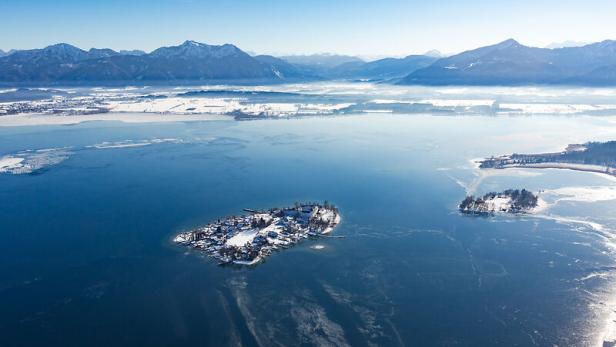 Ein See mit Bergen und Schnee/ Eis 