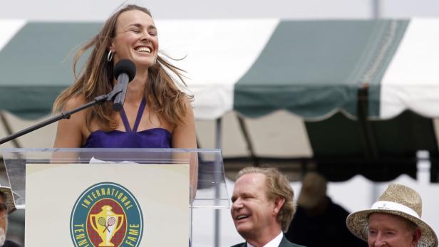 Martina Hingis smiles as she addresses the crowd gathered for the Tennis Hall of Fame induction ceremony in Newport, Rhode Island July 13, 2013. REUTERS/Jessica Rinaldi (UNITED STATES - Tags: SPORT TENNIS)