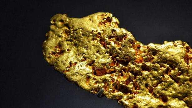 Goldnugget vor schwarzem Hintergrund