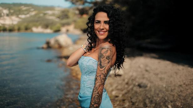 Elena Miras steht an einem Strand