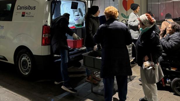 Menschen stehen vor Canisibus