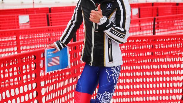 1 Die Hobbyskiläuferin Vanessa Vanakorn, besser bekannt als Stargeigerin Vanessa Mae, qualifiziert sich bei FIS-Rennen in Slowenien als erste thailändische Sportlerin für Olympische Winterspiele.