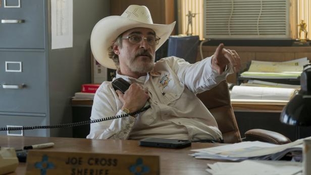 Joaquin Phoenix als Sheriff.