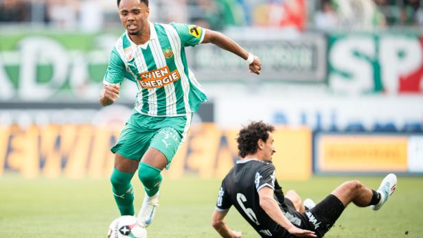 Der Rapidler Nosa Dahl führt den Ball.