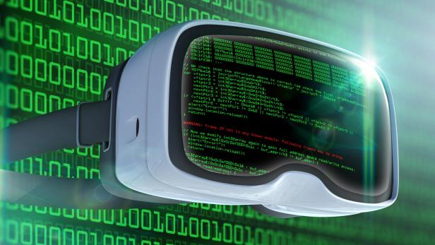Weißes Virtual-Reality-Headset mit grünem und rotem Programmiercode auf dem Visier vor grünem Binärcode-Hintergrund.