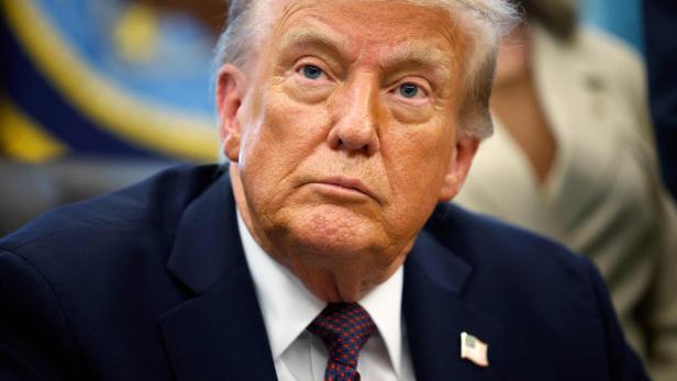 US-DONALD-TRUMP-SIGNS-MEMORANDUM-IN-THE-OVAL-OFFICE