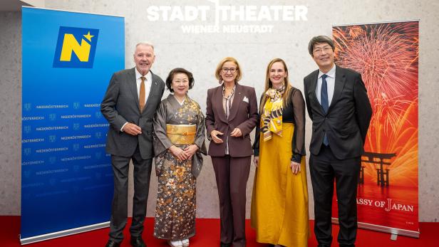 Landeshauptfrau Johanna Mikl-Leitner mit ihren Gästen im Stadttheater Wiener Neustadt