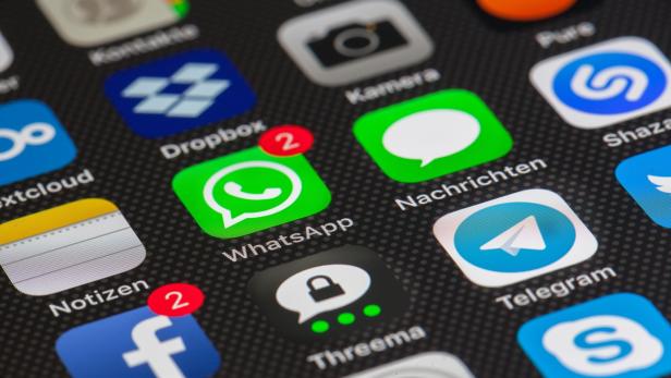 Mehrere bekannte App-Symbole wie WhatsApp, Facebook, Telegram und Dropbox sind auf einem Smartphone-Display zu sehen.