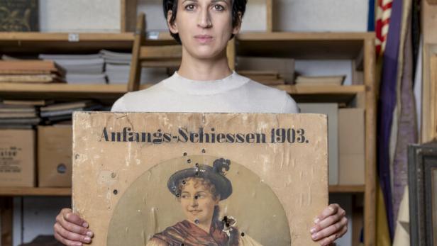 Frau hält Schießscheibe in die Luft