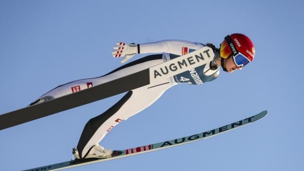 Skispringerin in der Luft