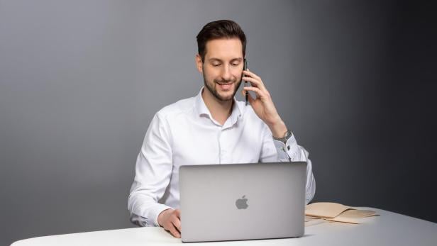 Mann im Hemd mit Laptop 