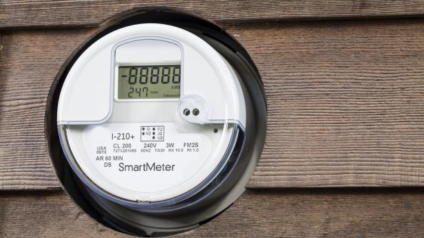Smart Meter bzw. digitaler Stromzähler in einer Holzverkleidung.