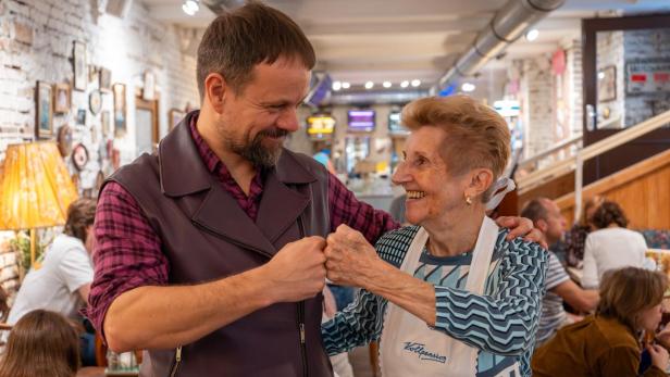 Ein Mann und eine Frau stoßen mit den Fäusten gegeneinander