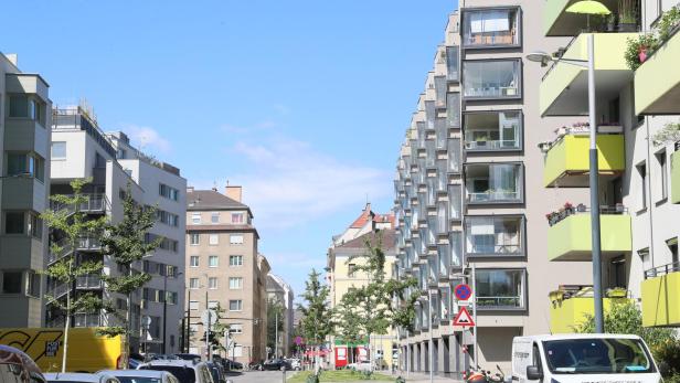 Das Sonnwendviertel im 10. Bezirk in Wien. Alt- und Neubauten wechseln einander ab.  