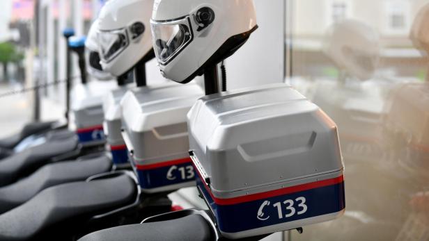 Abgestellte Polizei-Motorräder mit der Aufschrift "Polizei"