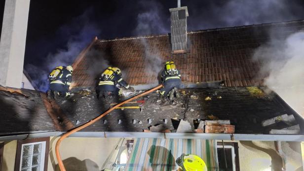 FF Enzesfeld bei Brandeinsatz auf Dach eines Gebäudes