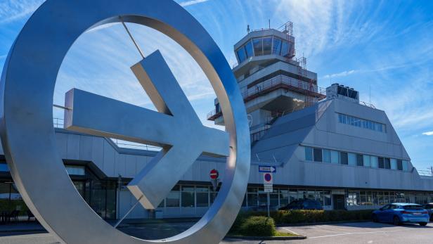 ++ THEMENBILD ++ FLUGHAFEN IN LINZ / LINZ AIRPORT