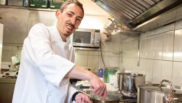 Koch Florian Simmer steht am Herd auf der Rettenbachalm.