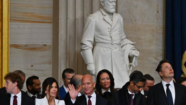 US Presidential Inauguration 2025: Zusehen sind von links Mark Zuckerberg, Jeff Bezos Partnerin, Jeff Bezos, Sundar Pichai und Elon Musk