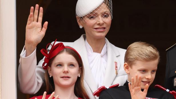 Charlène von Monaco winkt mit ihren Kindern, Gabriella und Jacques, vom Balkon.