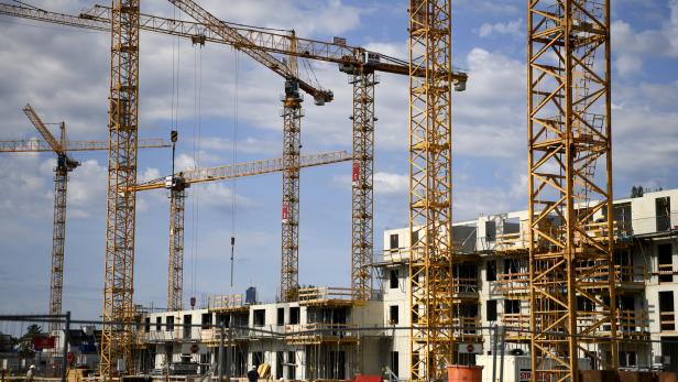 ++ THEMENBILD ++ WOHNUNGSBAU/BAU/ARBEITSMARKT/KONJUNKTUR - KRÄNE AUF BAUSTELLE IN WIEN
