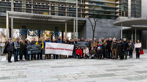 Ein Gruppenfoto von Aktivistinnen und Aktivisten vor dem NÖ Landtagsgebäude.