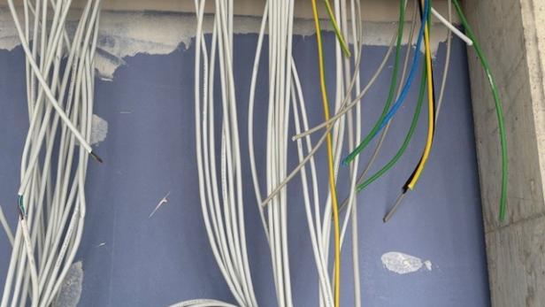 Mehrere abgetrennte Kabel auf der Baustelle der Badearena in Krems.