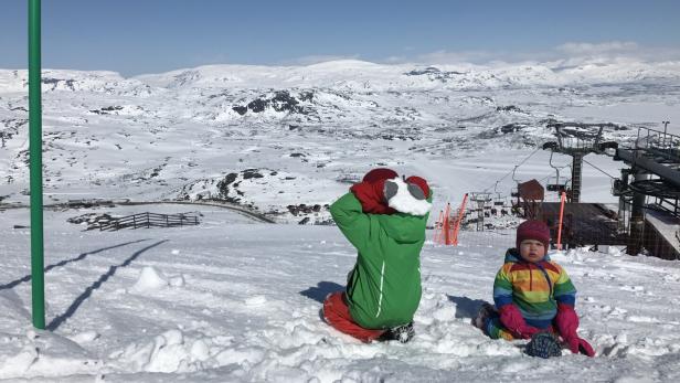 Zwei Kleinkinder im Schnee in Lappland