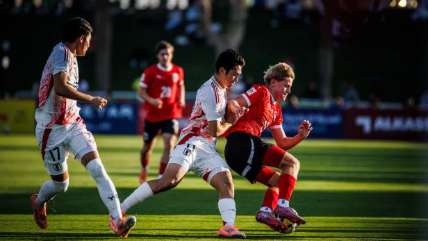 Ein österreichischer U17-Spieler führt im Spiel gegen Japan den Ball.