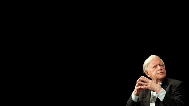 Helmut Schmidt während einer Rede mit gefalteten Händen.