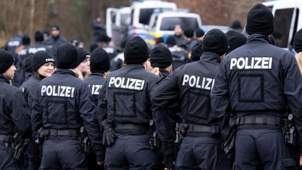 Nach dem Fund einer Frauenleiche im Wald bei München