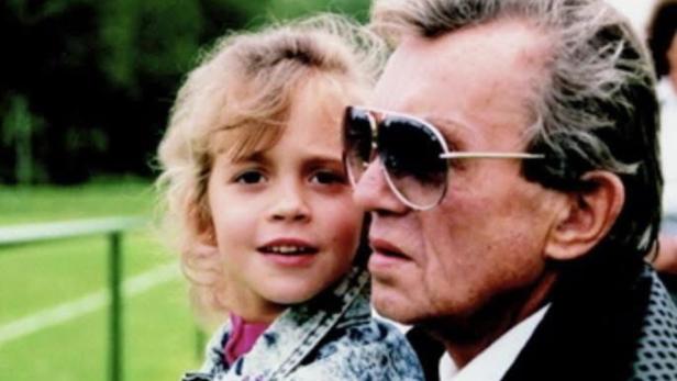 Ernst Happel mit Enkerl Christina.