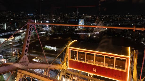 Ein Riesenrad-Waggon, der mit LED-Lichtern umrandet ist.